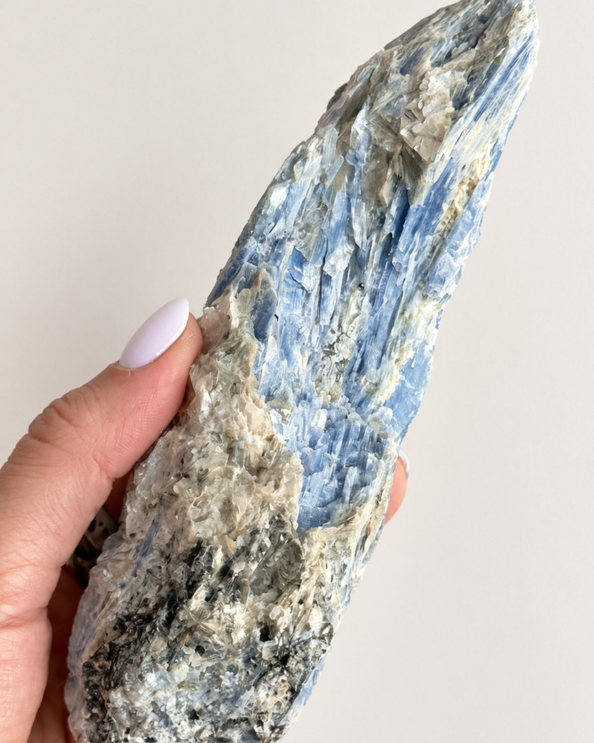 Cianita Azul com Inclusões - CIA151 438g - Pedra do Arcanjo Miguel - Proteção dos Anjos