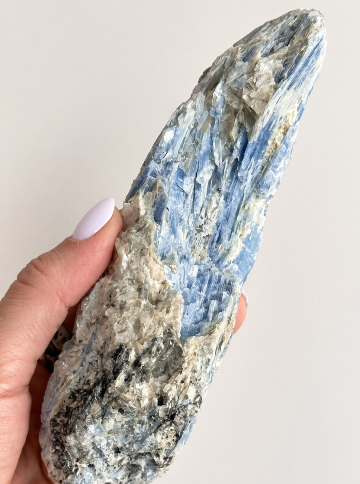 Cianita Azul com Inclusões - CIA151 438g - Pedra do Arcanjo Miguel - Proteção dos Anjos