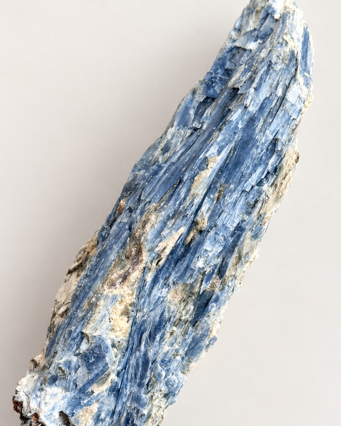 Cianita Azul com Inclusões - CIA151 438g - Pedra do Arcanjo Miguel - Proteção dos Anjos