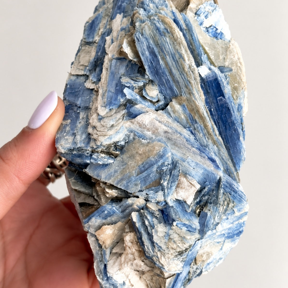 Cianita Azul com Inclusões - CIA149 424g - Pedra do Arcanjo Miguel - Proteção dos Anjos