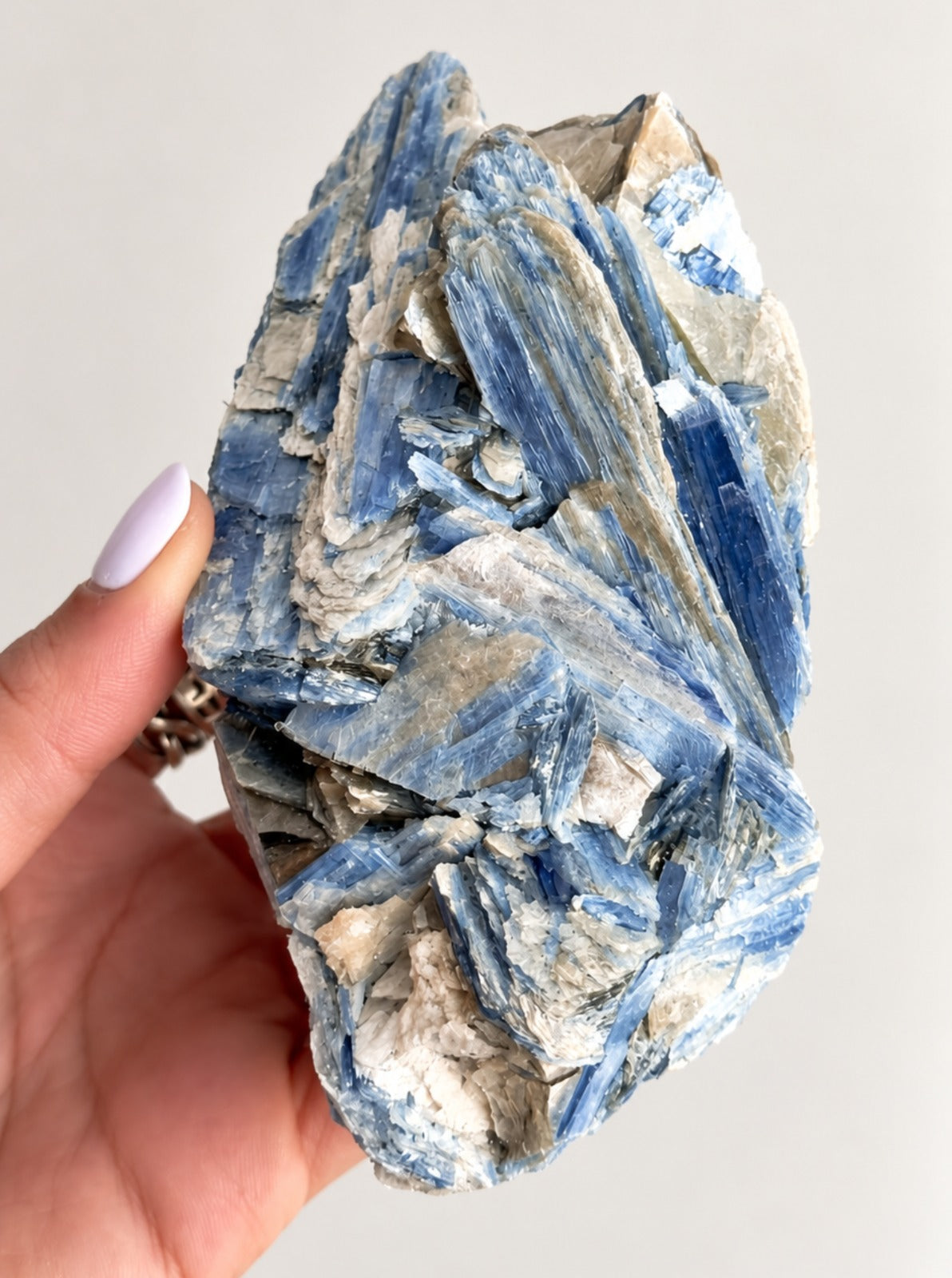 Cianita Azul com Inclusões - CIA149 424g - Pedra do Arcanjo Miguel - Proteção dos Anjos