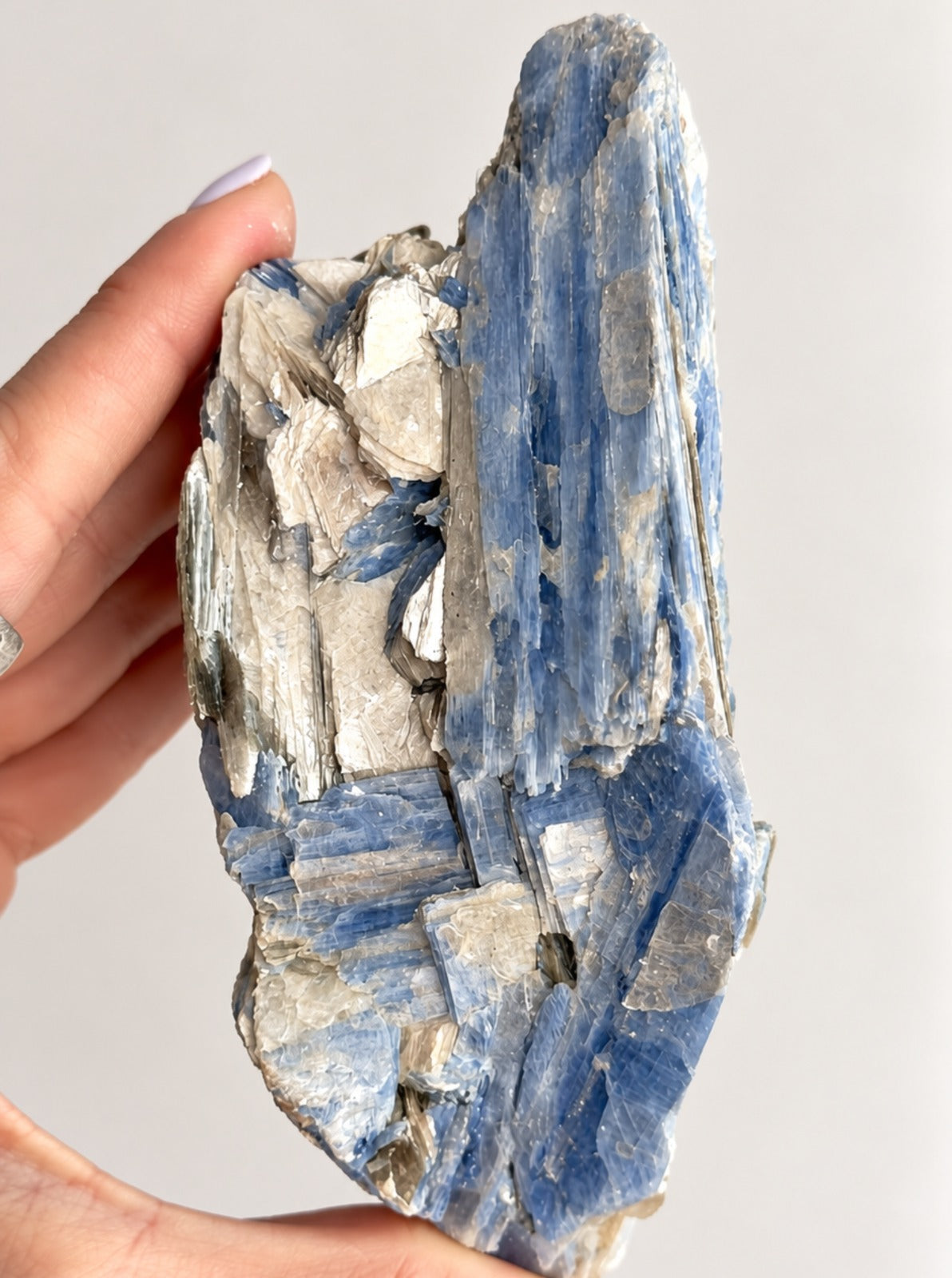 Cianita Azul com Inclusões - CIA149 424g - Pedra do Arcanjo Miguel - Proteção dos Anjos