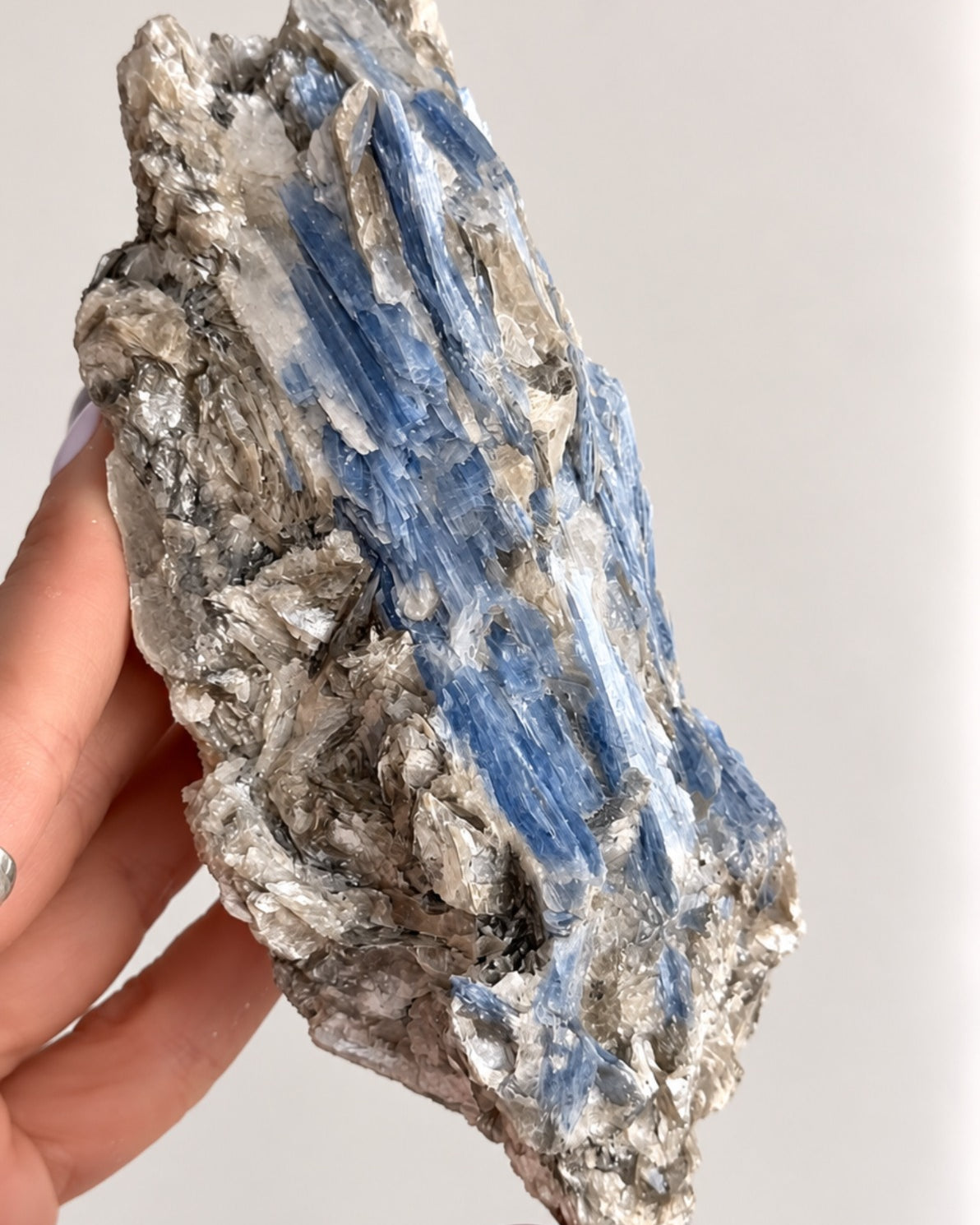 Cianita Azul com Inclusões - CIA155 415g - Pedra do Arcanjo Miguel - Proteção dos Anjos