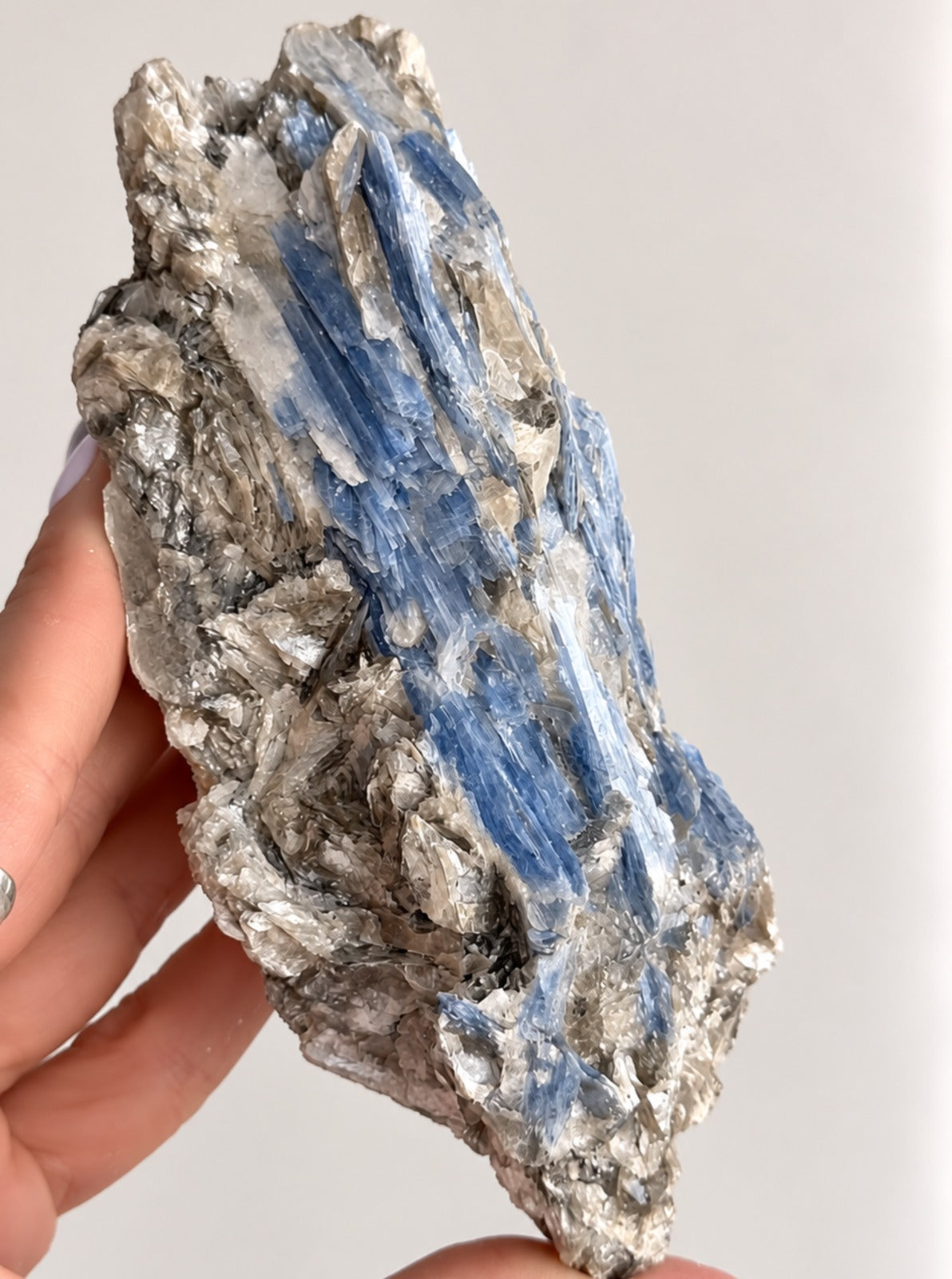 Cianita Azul com Inclusões - CIA155 415g - Pedra do Arcanjo Miguel - Proteção dos Anjos