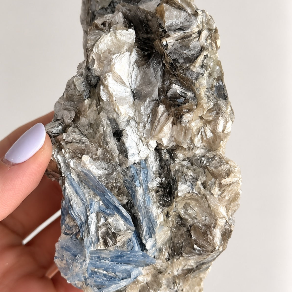 Cianita Azul com Inclusões - CIA155 415g - Pedra do Arcanjo Miguel - Proteção dos Anjos