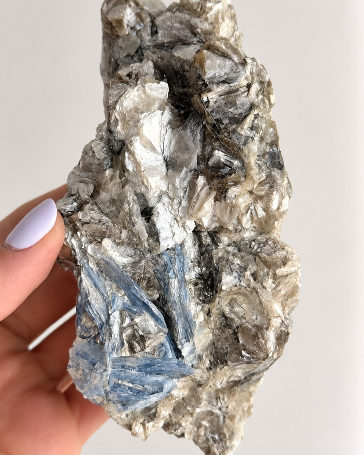 Cianita Azul com Inclusões - CIA155 415g - Pedra do Arcanjo Miguel - Proteção dos Anjos