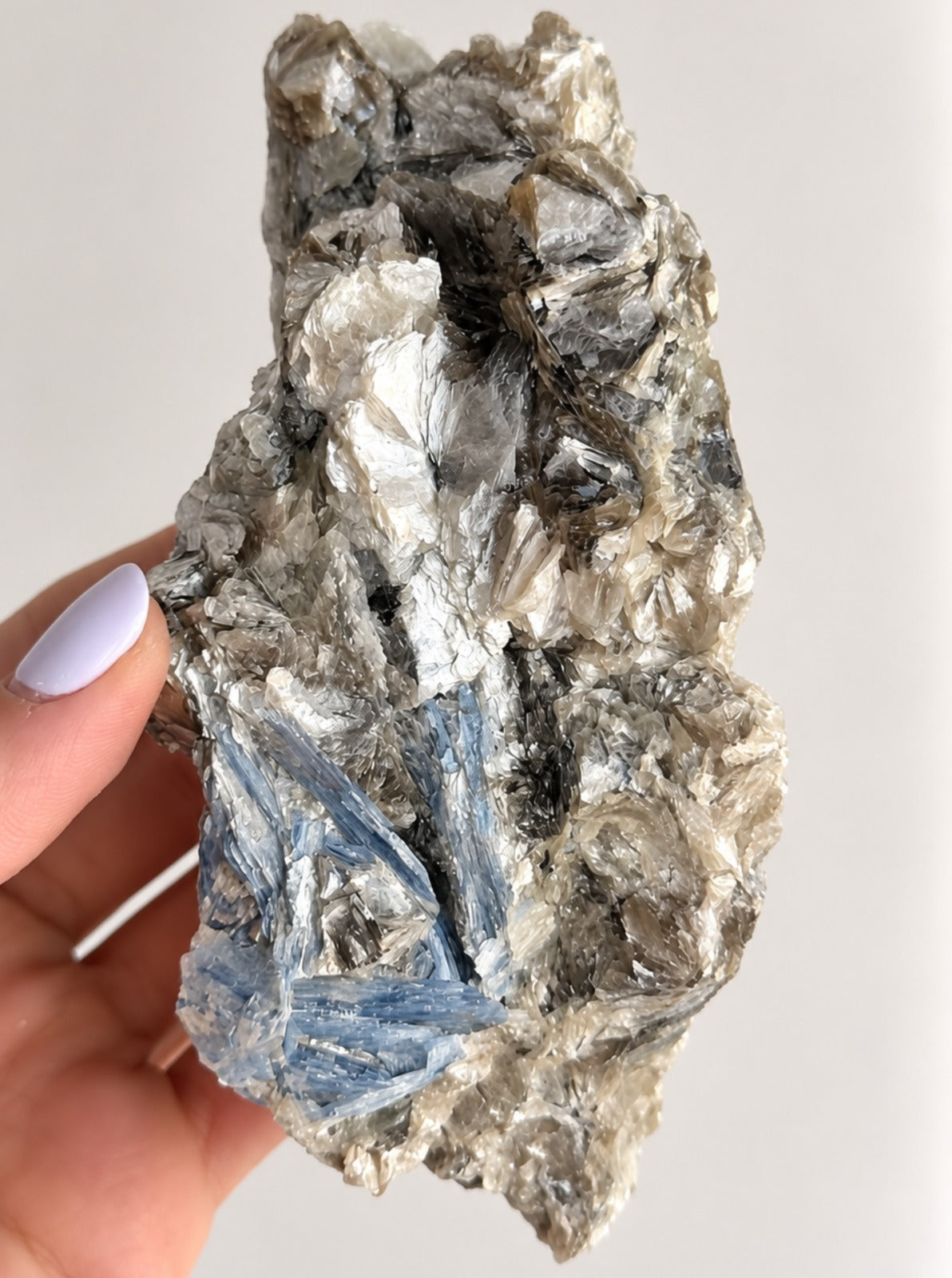 Cianita Azul com Inclusões - CIA155 415g - Pedra do Arcanjo Miguel - Proteção dos Anjos