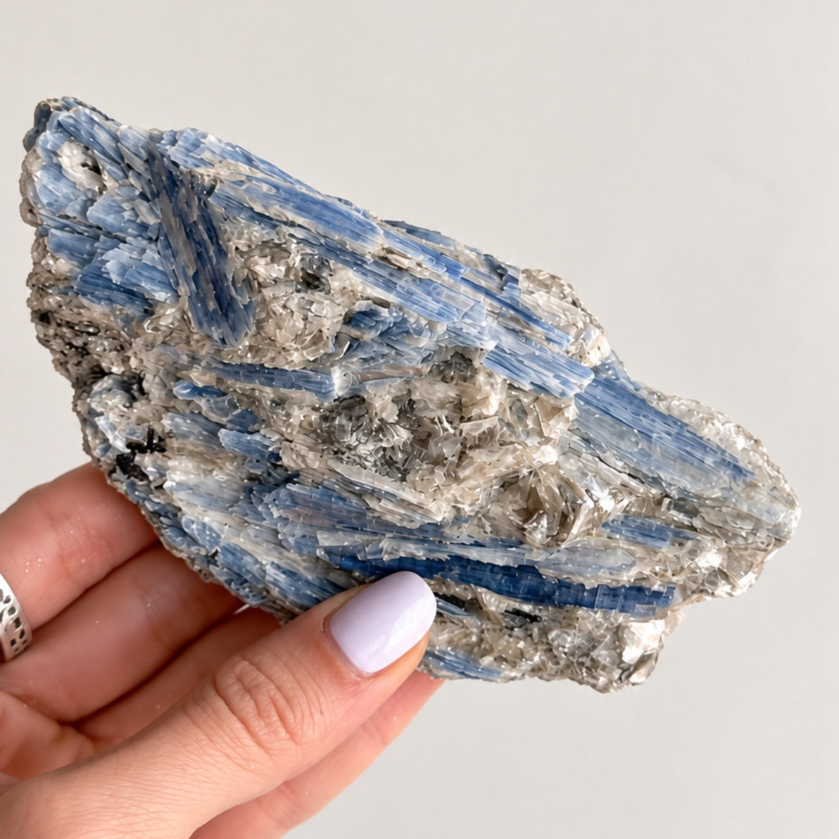 Cianita Azul com Inclusões - CIA153 386g - Pedra do Arcanjo Miguel - Proteção dos Anjos