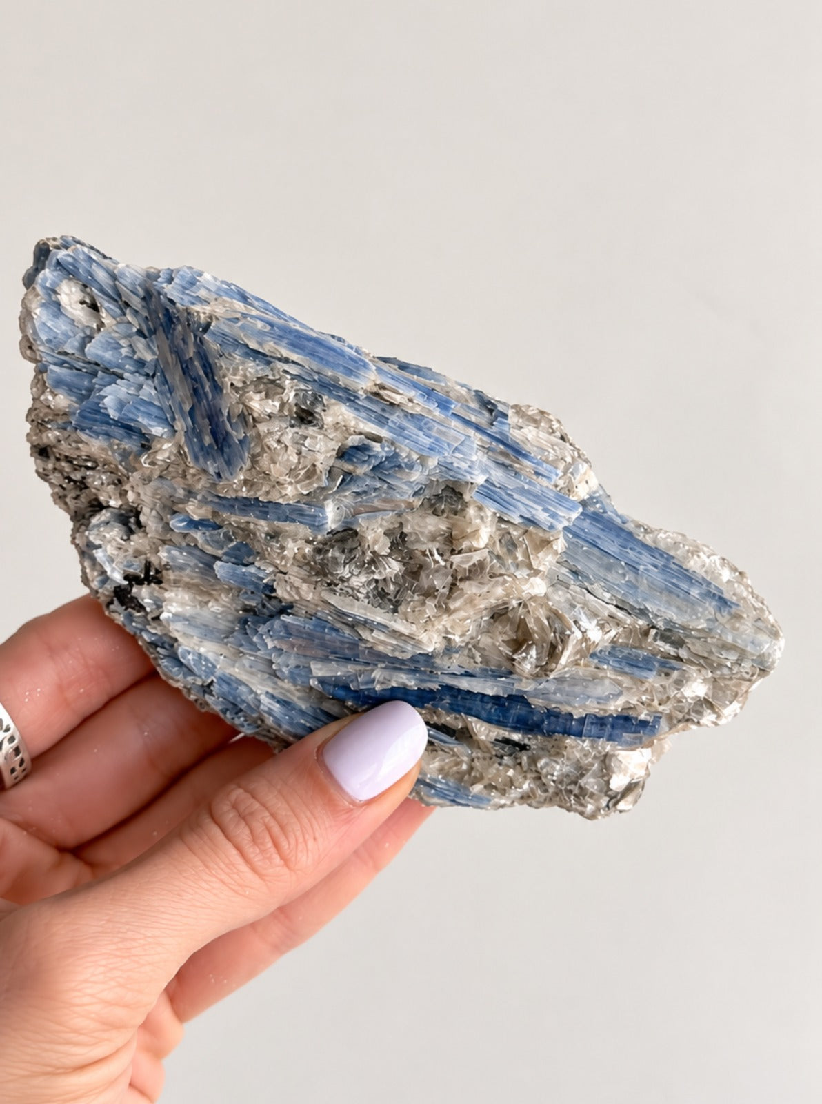 Cianita Azul com Inclusões - CIA153 386g - Pedra do Arcanjo Miguel - Proteção dos Anjos