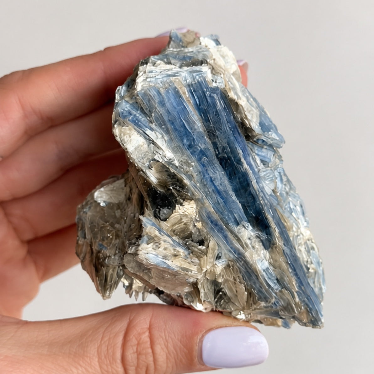 Cianita Azul com Inclusões - CIA145 176g - Pedra do Arcanjo Miguel - Proteção dos Anjos