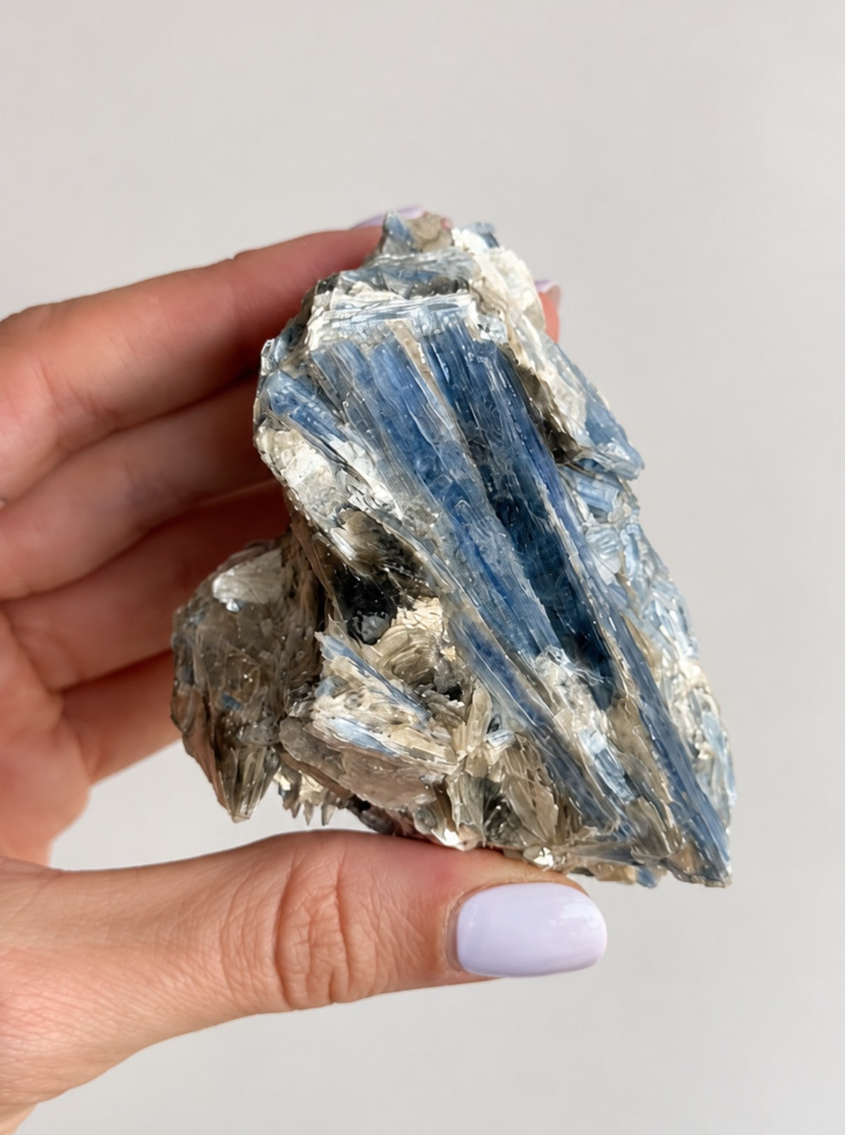 Cianita Azul com Inclusões - CIA145 176g - Pedra do Arcanjo Miguel - Proteção dos Anjos
