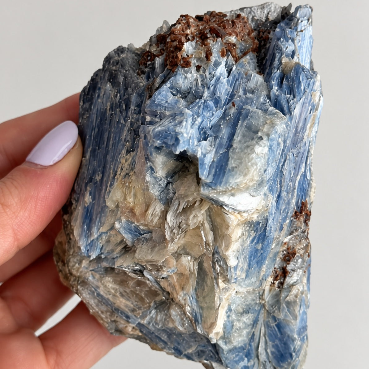 Cianita Azul com Inclusões - CIA147 393g - Pedra do Arcanjo Miguel - Proteção dos Anjos
