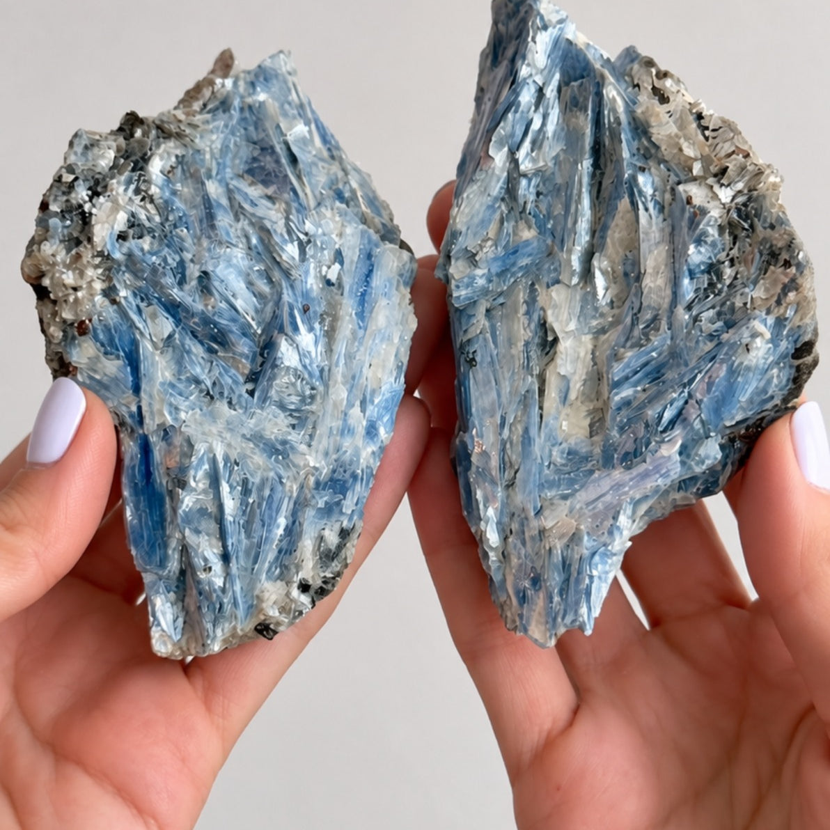 Cianita Azul Alma Gêmea com Inclusões - CIA157 447g - Pedra do Arcanjo Miguel - Proteção dos Anjos