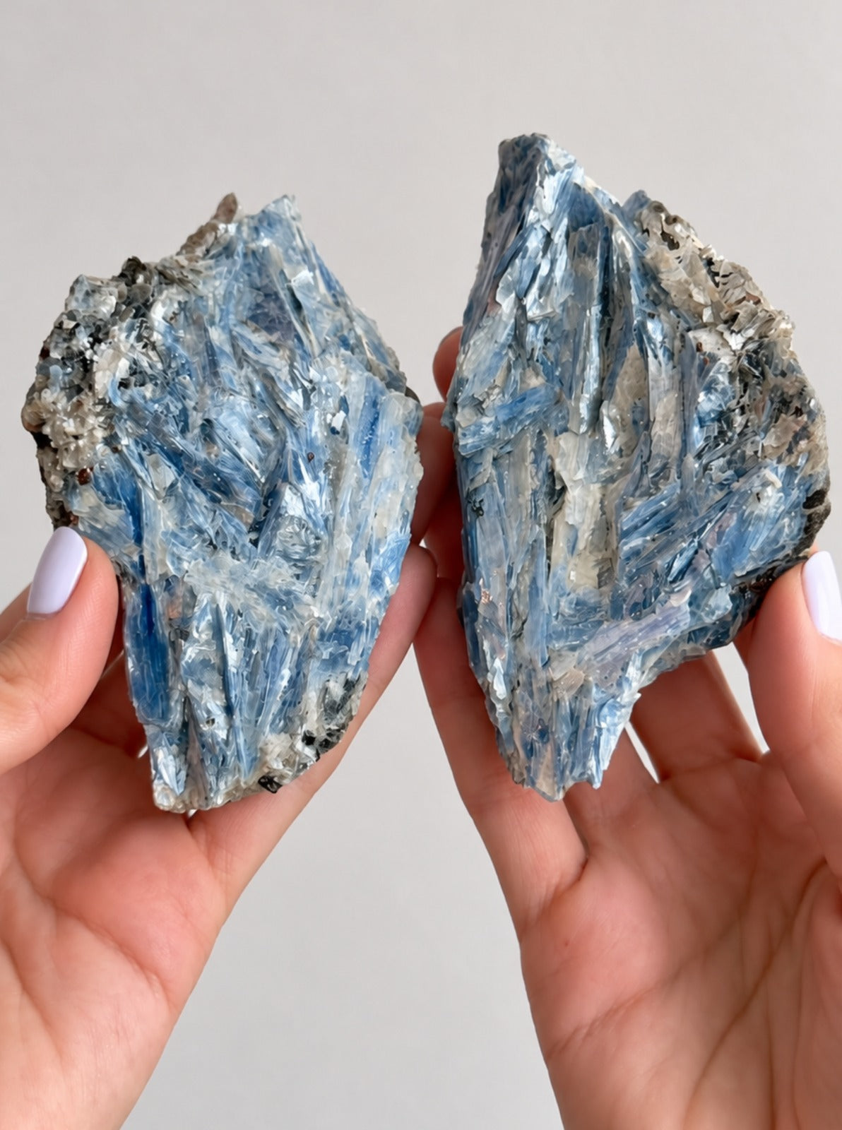 Cianita Azul Alma Gêmea com Inclusões - CIA157 447g - Pedra do Arcanjo Miguel - Proteção dos Anjos