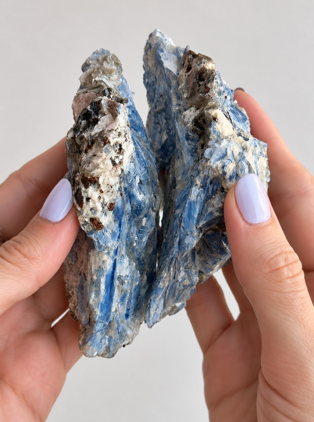 Cianita Azul Alma Gêmea com Inclusões - CIA157 447g - Pedra do Arcanjo Miguel - Proteção dos Anjos