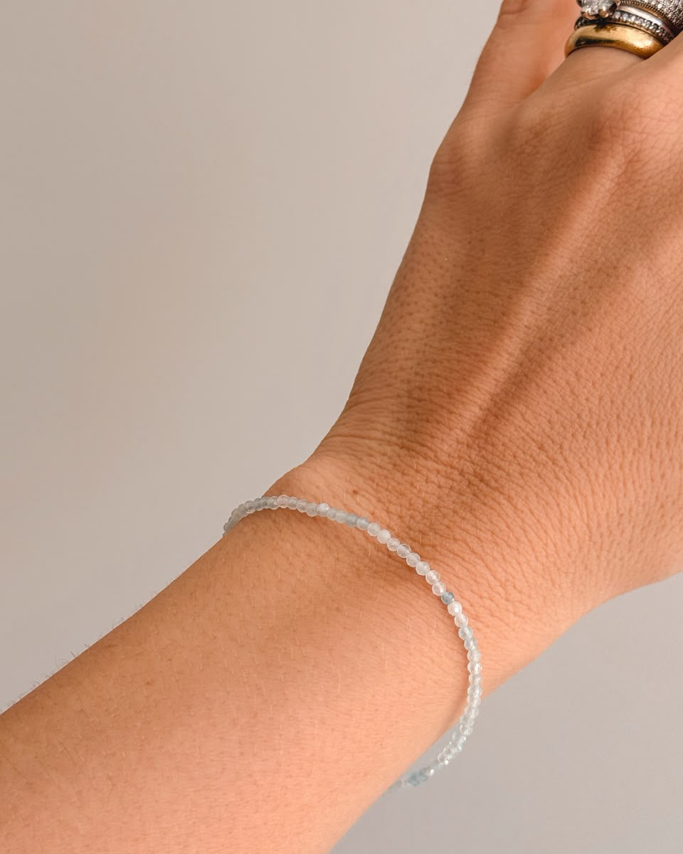 Pulseira de Água Marinha 2mm Multifacetada - Pedra da Ansiedade, Desfaz Confusões, Protege os Pensamentos