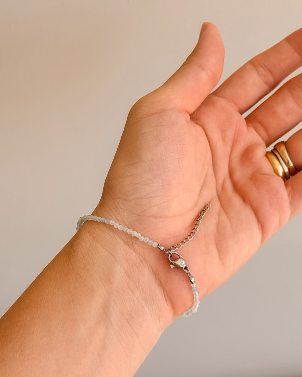 Pulseira de Água Marinha 2mm Multifacetada - Pedra da Ansiedade, Desfaz Confusões, Protege os Pensamentos