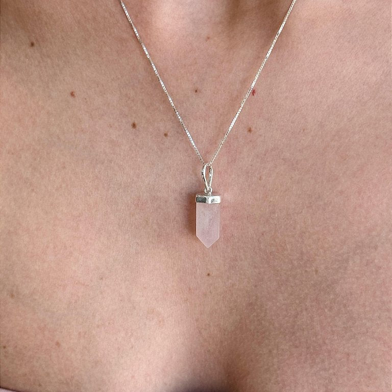 Pingente Ponta de Quartzo Rosa em Prata 925 - Amor; Autoestima; Relacionamentos