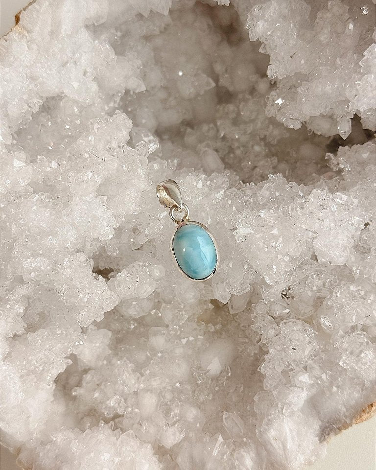Pingente de Larimar Oval P em Prata 925 - Medos, Culpas, Deixar Fluir, Pessoas Controladoras