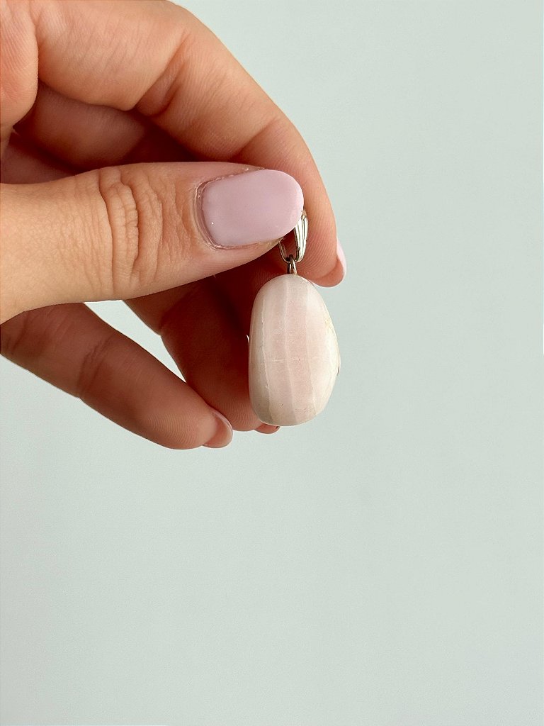Pingente de Calcita Mangano Rolado - Prateado - Cura de Traumas de Infância, Libertação do Passado e Acolhimento
