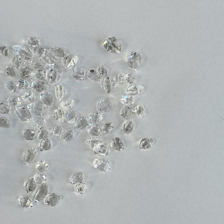 Quartzo Diamante Herkimer com Inclusão de Petróleo - Intensidade, Mistério e Poder