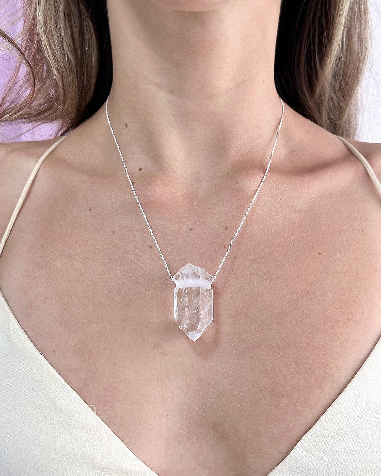 Pingente de Pedra Bruta Ponta de Quartzo Cristal - Intensificador, Iluminação e Purificação