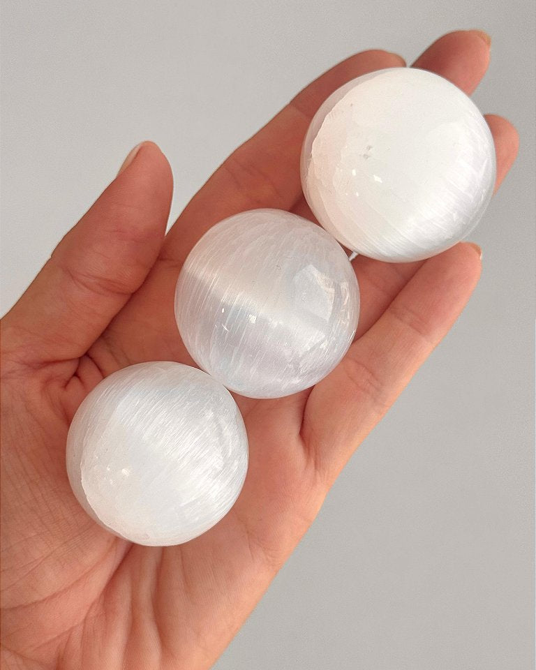 Esfera de Selenita 4cm - Limpeza Energética; Paz de Espírito; Cansaço Mental e Dores