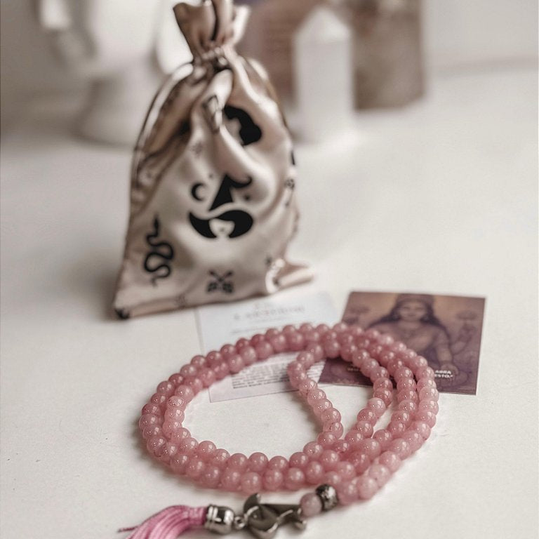 Japamala de Quartzo Rosa 8mm - 108 Contas - Coração de Lakshimi - Gratidão, Amor, Perdão e Doçura
