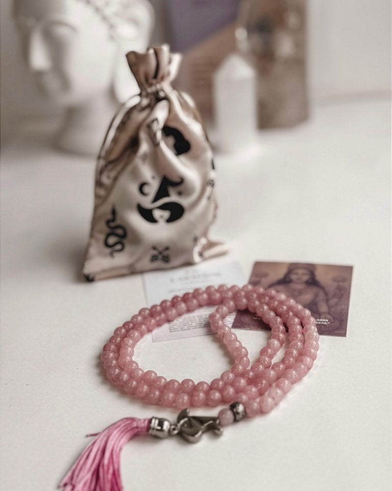 Japamala de Quartzo Rosa 8mm - 108 Contas - Coração de Lakshimi - Gratidão, Amor, Perdão e Doçura