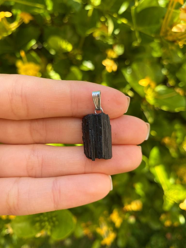 Pingente de Turmalina Negra Bruto Simples - Proteção Energética e Espiritual, Inseguranças e Soluções