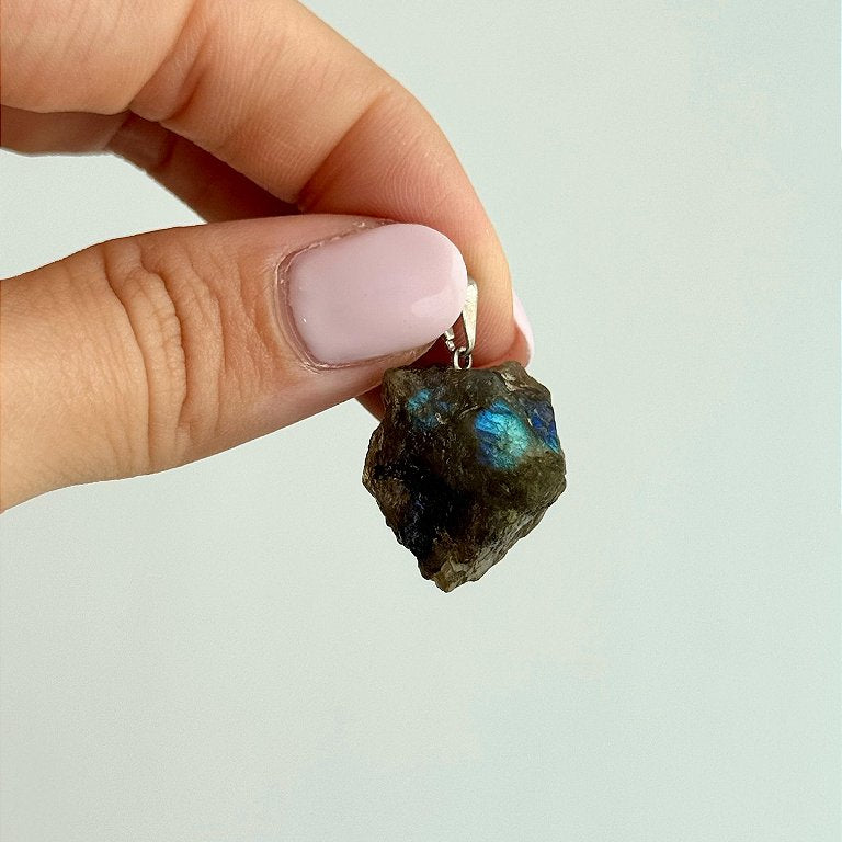 Pingente de Labradorita Bruto - Pedra da Magia; Quem é você; Conexão Espiritual