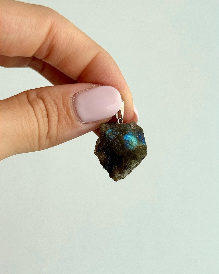 Pingente de Labradorita Bruto - Pedra da Magia; Quem é você; Conexão Espiritual