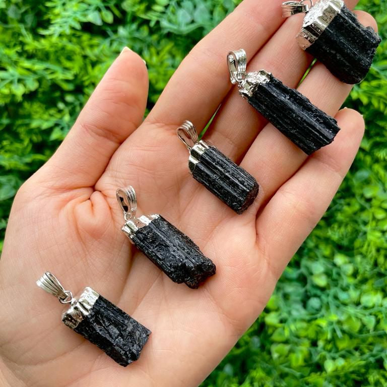 Pingente de Turmalina Negra Bruto com Haste - Proteção Energética e Espiritual, Inseguranças e Soluções