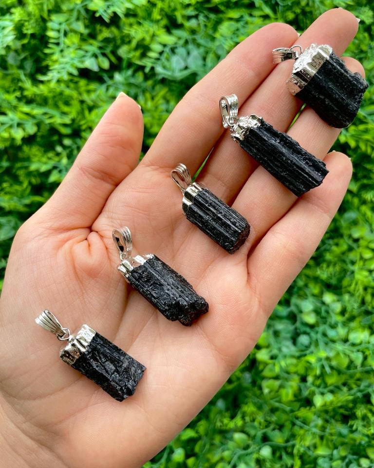 Pingente de Turmalina Negra Bruto com Haste - Proteção Energética e Espiritual, Inseguranças e Soluções
