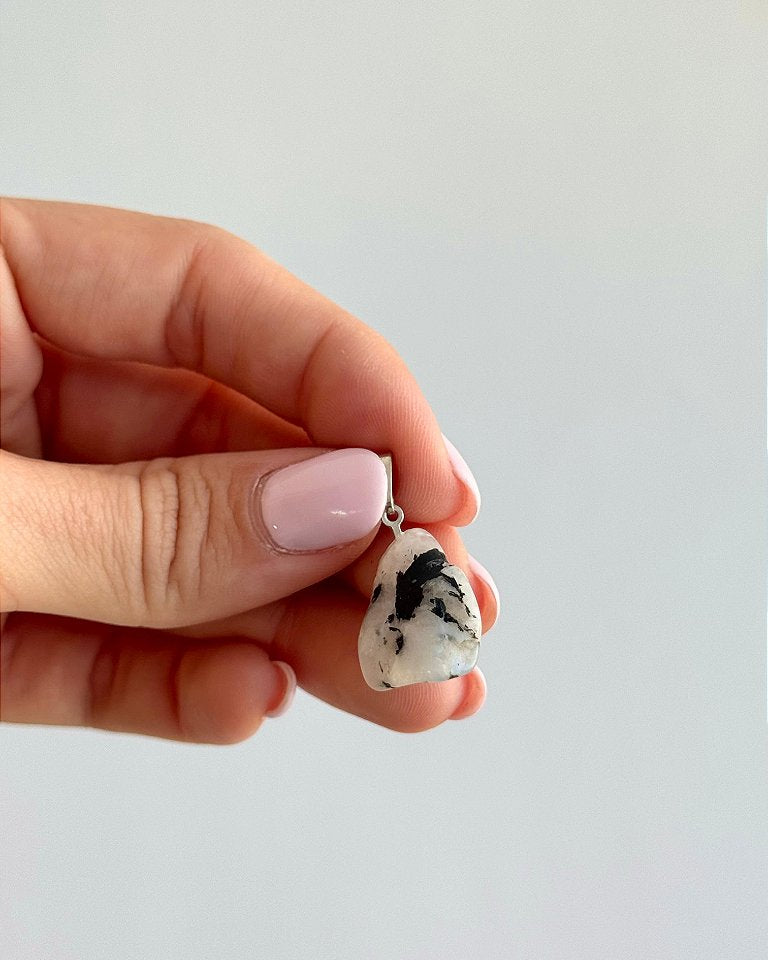 Pingente de Pedra da Lua Rolada - Sensualidade, Energia Feminina, Domínio das Emoções e Fertilidade