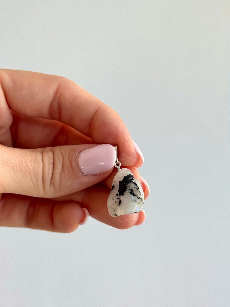 Pingente de Pedra da Lua Rolada - Sensualidade, Energia Feminina, Domínio das Emoções e Fertilidade
