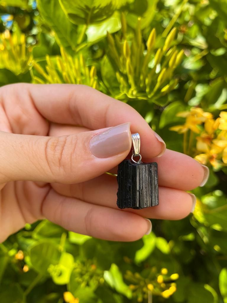 Pingente de Turmalina Negra Bruto Simples - Proteção Energética e Espiritual, Inseguranças e Soluções