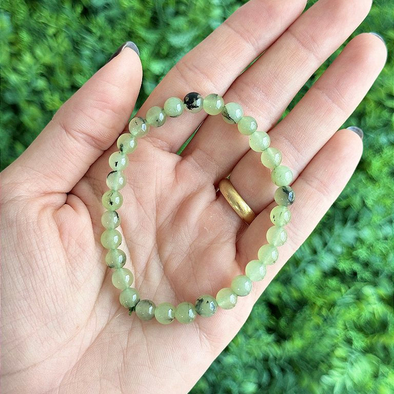 Pulseira de Prehnita Redonda 6mm - Ouvir o Coração, Desapego, Fobias, Sinceridade e Atitude