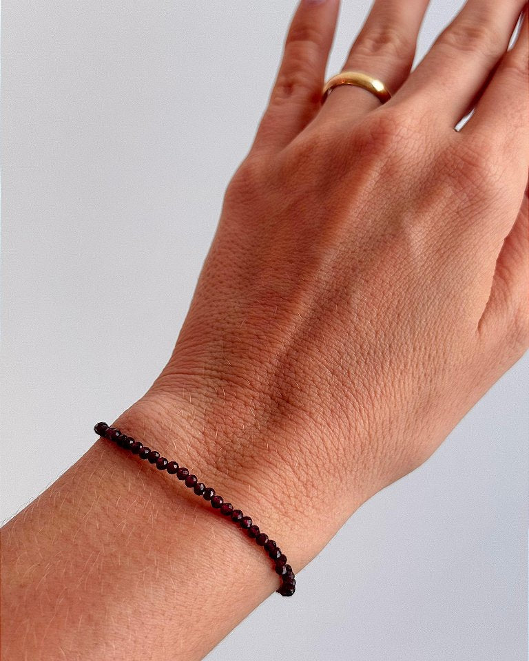 Pulseira de Granada 2mm Multifacetada - Poder Sexual, Ousadia, Autoestima, Paixão e Desejo
