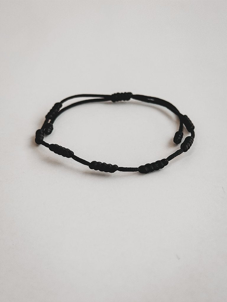 Pulseira Kabbalah dos 7 Nós Preta - Amuleto de Força, Firmeza e Proteção