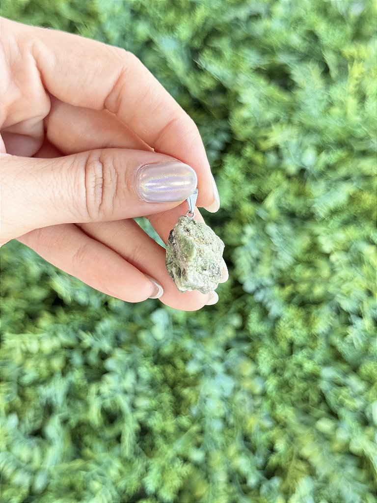 Pingente de Quartzo com Diopsídio Bruto - Cristal das Bênçãos, Confiança, Perdão e Alegria