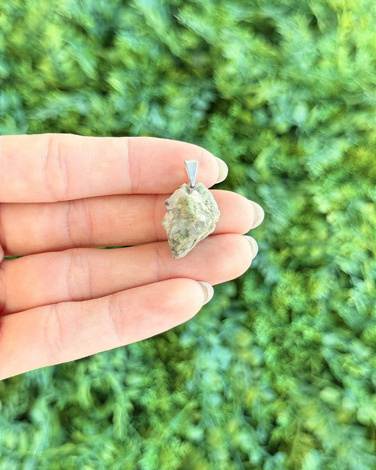 Pingente de Quartzo com Diopsídio Bruto - Cristal das Bênçãos, Confiança, Perdão e Alegria