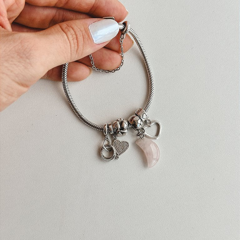 Berloque de Lua - Quartzo Rosa - Pedra do Amor - Cura do Coração, Amor Próprio, Perdão e Gratidão