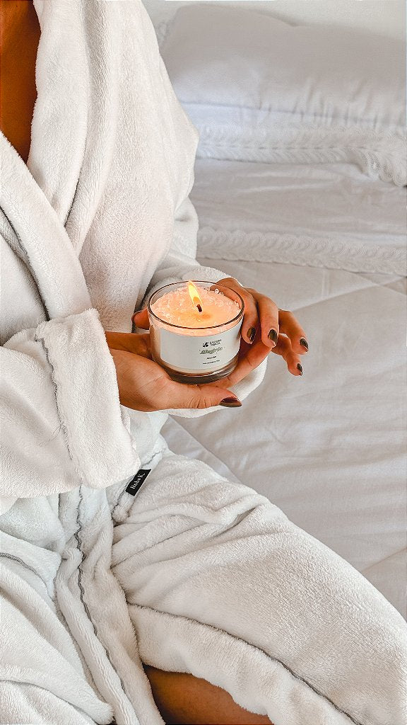 Vela Aromática Alegria - Aroma Leve de Alecrim; Com Quartzo Cristal