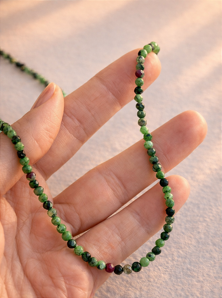 Colar de Zoisita com Rubi 3mm Multifacetado - Paixão pela Vida, Sucesso e Sabedoria para Decisões