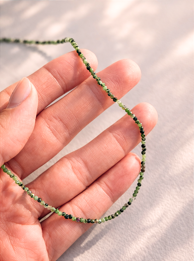 Colar de Zoisita com Rubi 3mm Multifacetada - Paixão pela Vida; Sucesso; Decisões