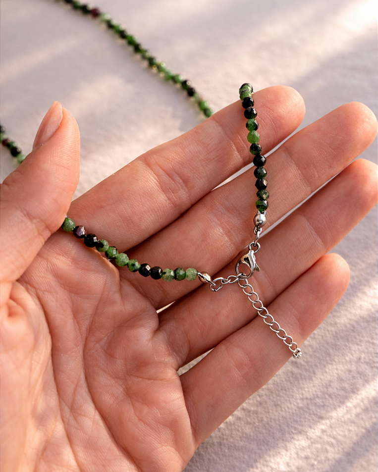 Colar de Zoisita com Rubi 3mm Multifacetado - Paixão pela Vida, Sucesso e Sabedoria para Decisões