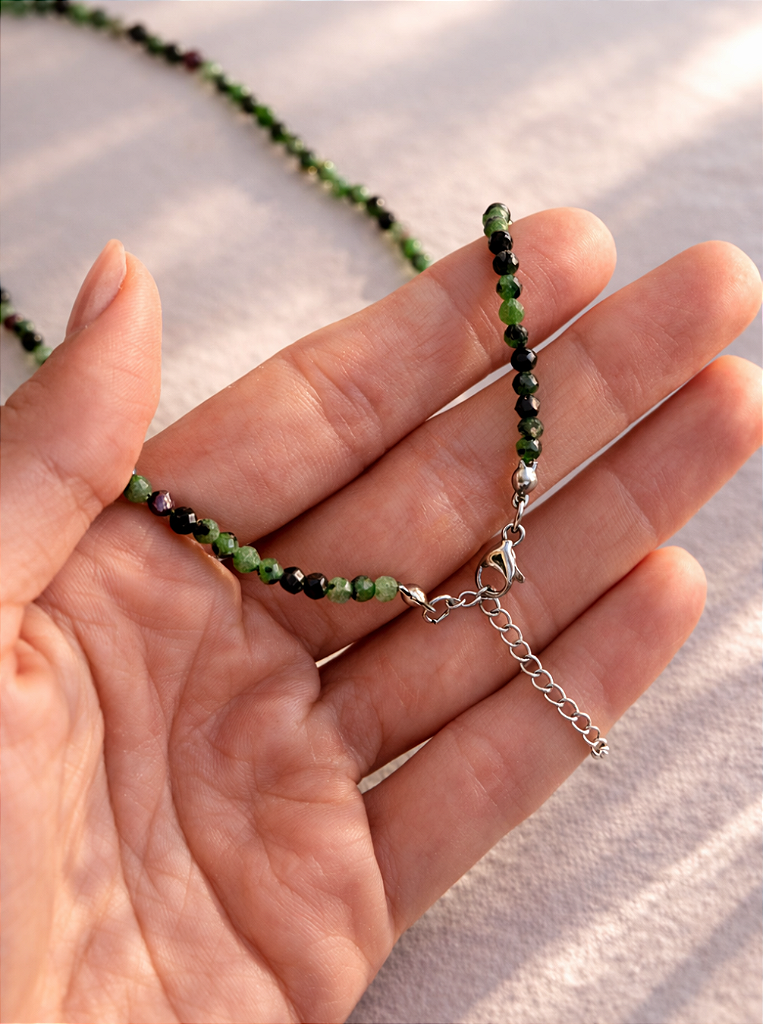 Colar de Zoisita com Rubi 3mm Multifacetado - Paixão pela Vida, Sucesso e Sabedoria para Decisões