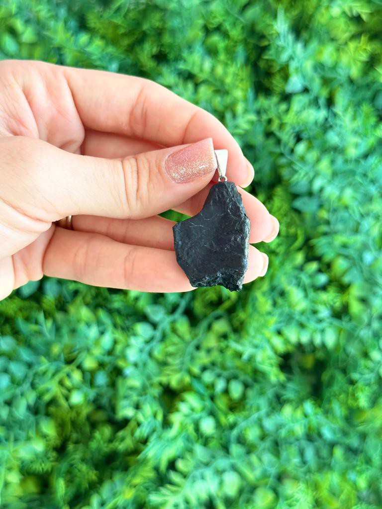 Pingente de Shungita Bruto - Pedra da Vida; Recuperação e Purificação de Doenças