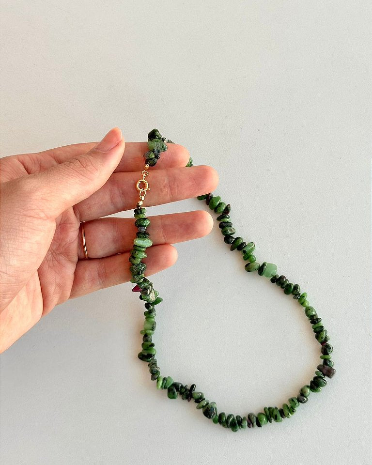 Colar de Zoisita com Rubi - Dourado - Paixão pela Vida; Sucesso; Decisões